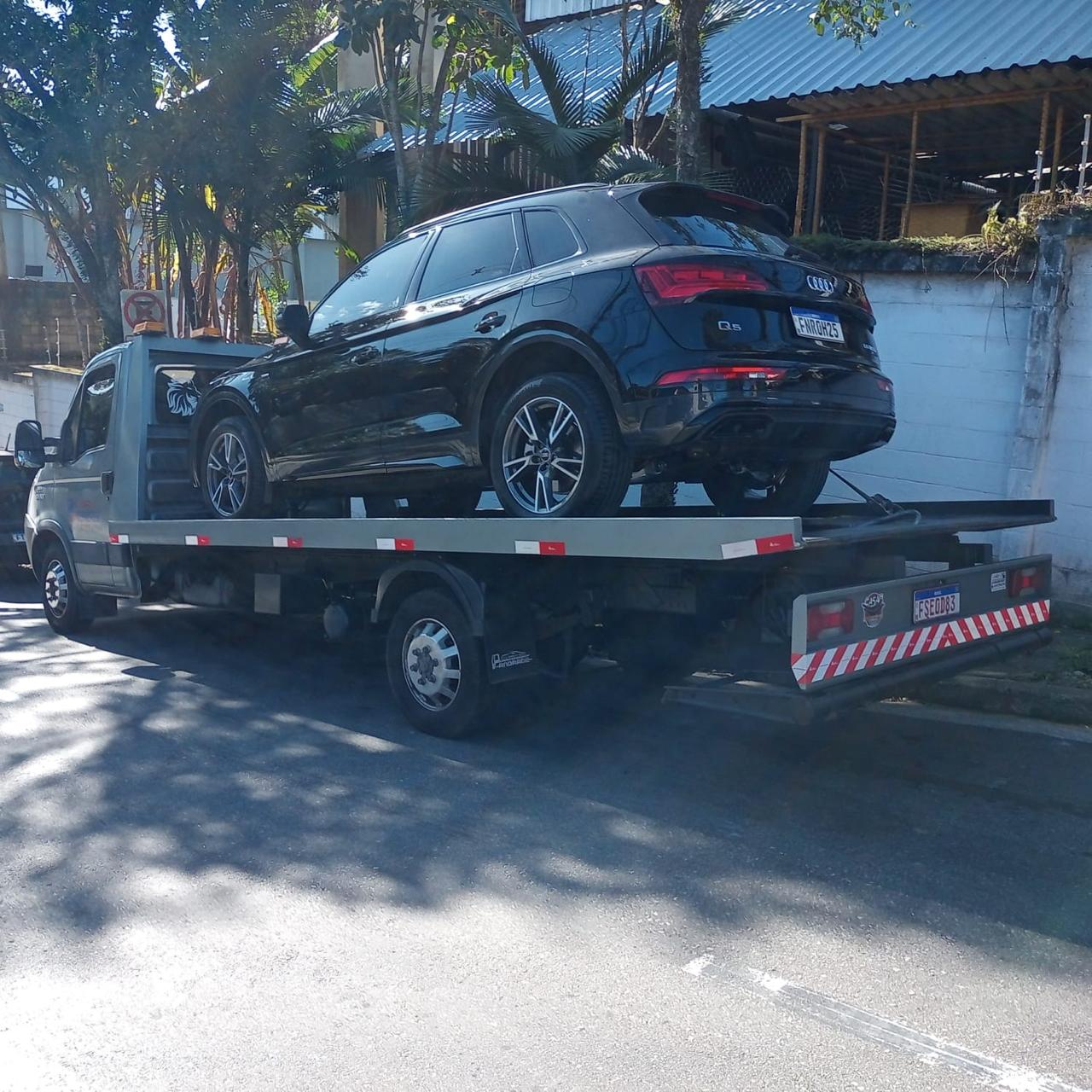 Caminhão-fazendo-serviço-de-reboque-carro-audi