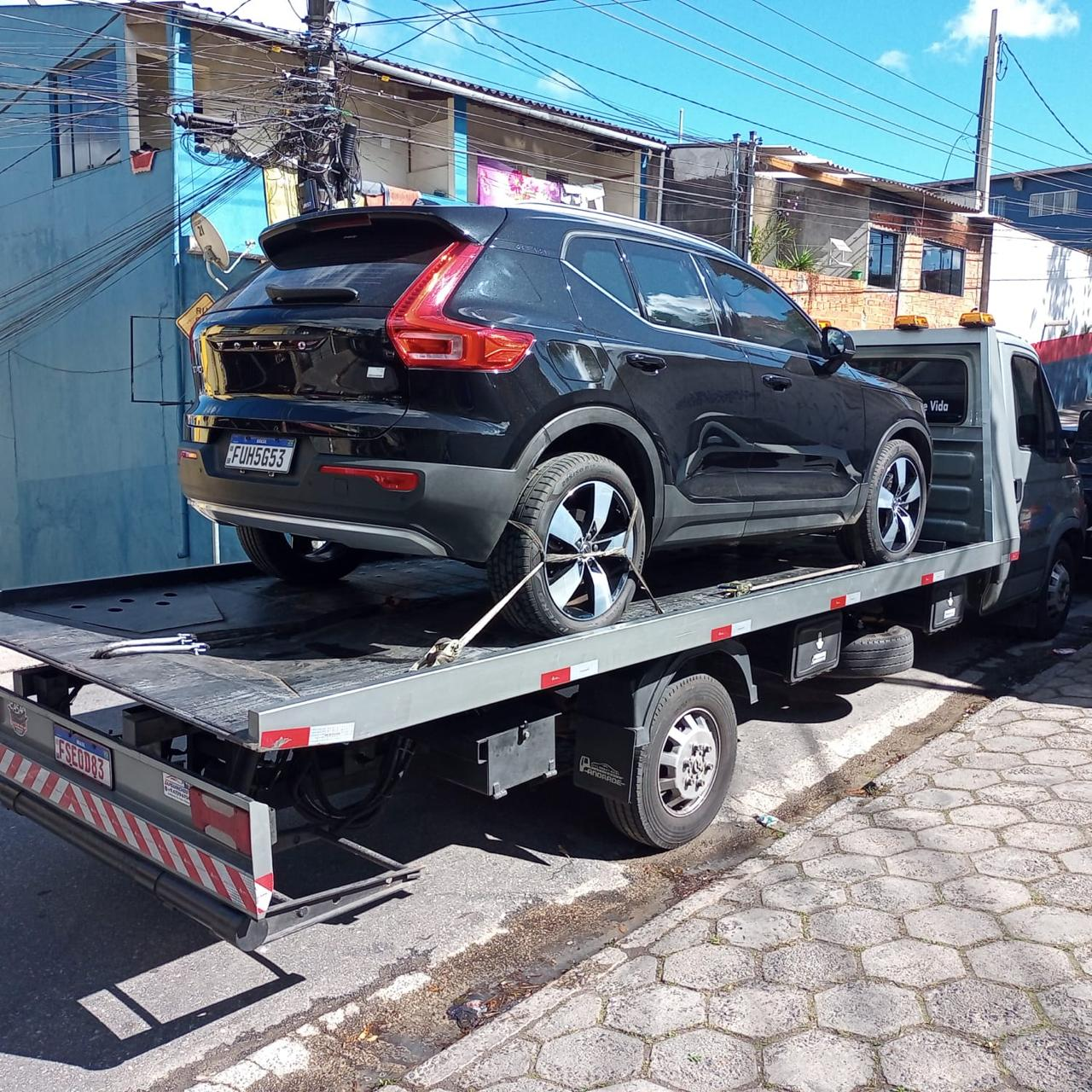 Caminhão-fazendo-serviço-de-reboque-carro-volvo